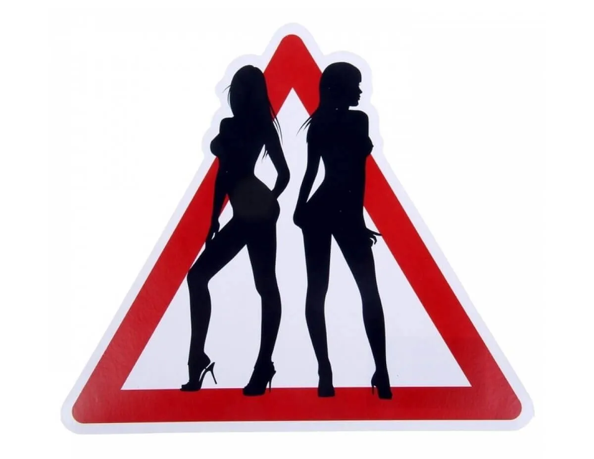 Наклейка знак на авто Сима Ленд Две девушки