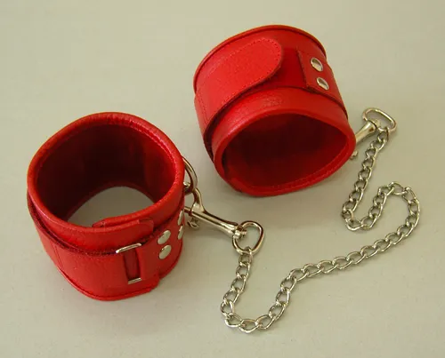 оковы кожаные красные на липучках, соединенные цепочкой длиной 35см 3073-2 в Москве
