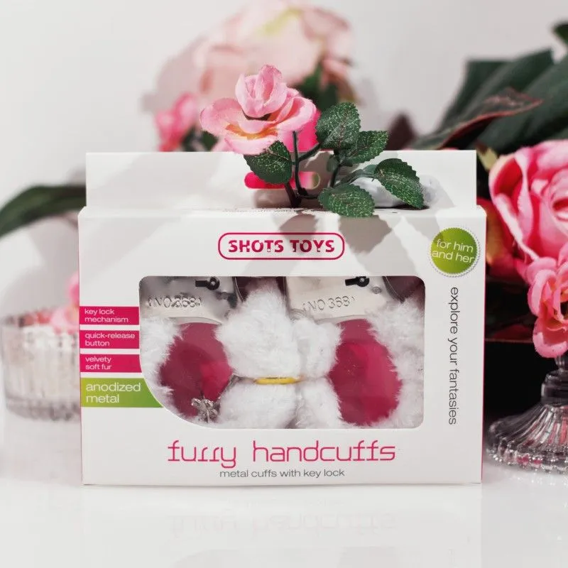 наручники декоративные с мехом shots beginner"s handcuffs furry, белые в Москве