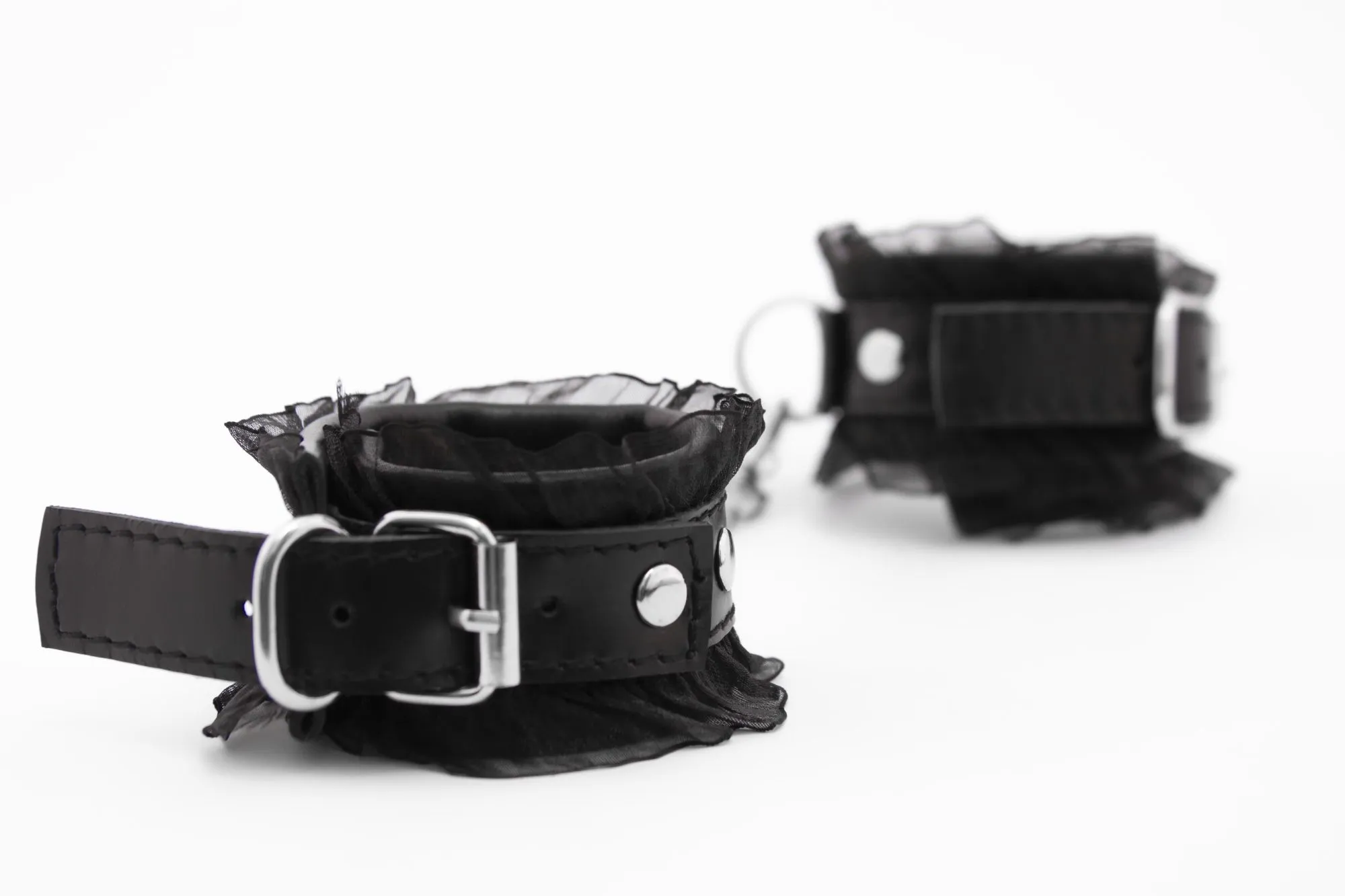 наручники из кожи с рюшами в Москве