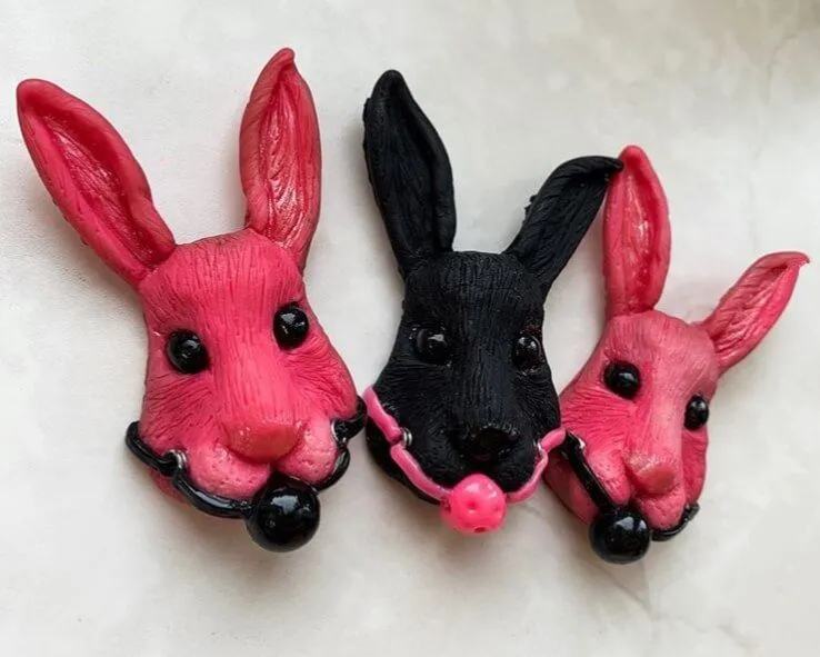 брошь pinkrabbit розовый кролик с черным кляпом, на магните в Москве