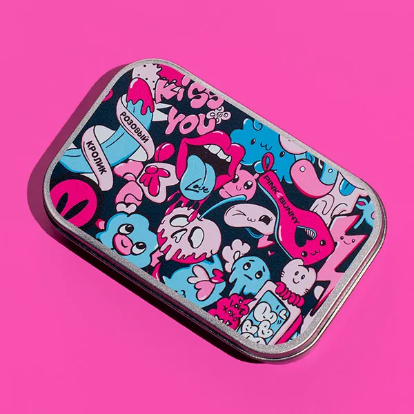 жевательная резинка pinkrabbit с логотипом в жестяной баночке в Москве