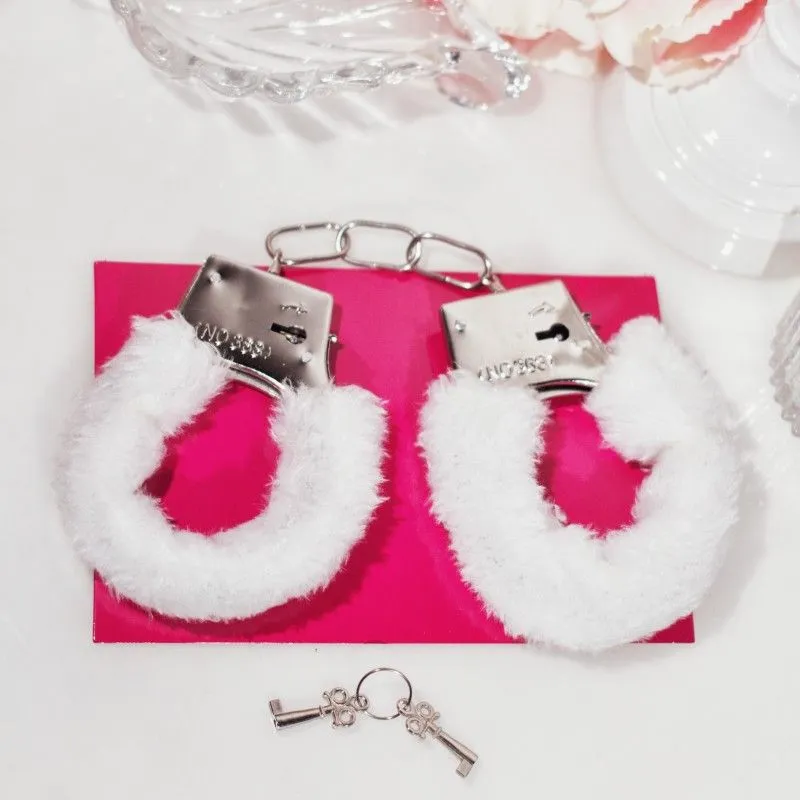 наручники декоративные с мехом shots beginner"s handcuffs furry, белые в Москве