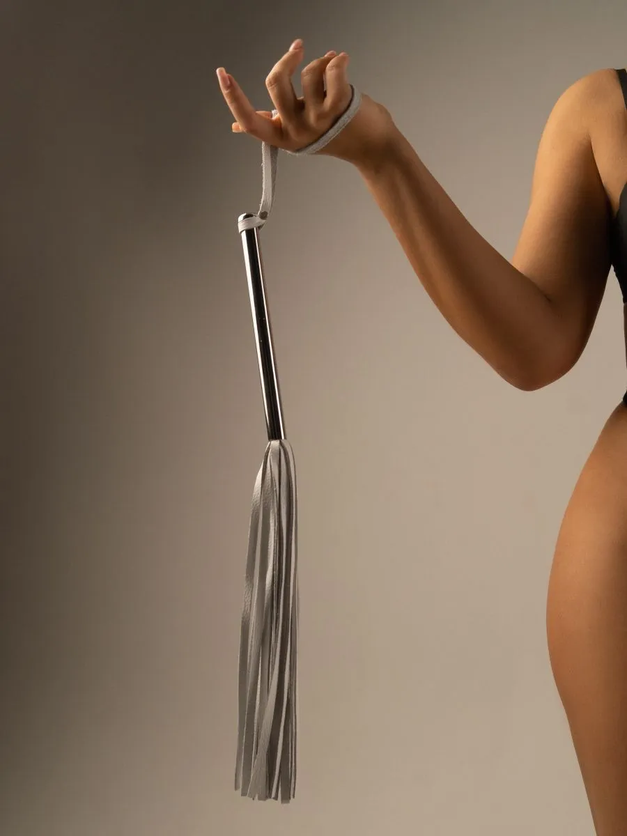 флоггер pinkrabbit из белой кожи с хромированной ручкой в Москве