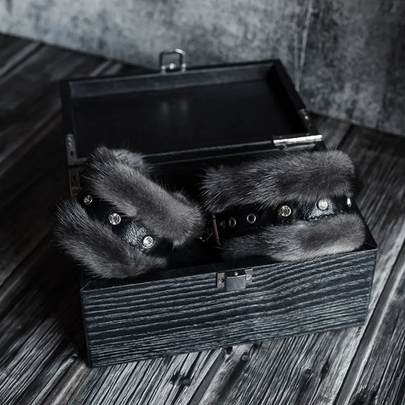 наручники из меха норки, серые в Москве