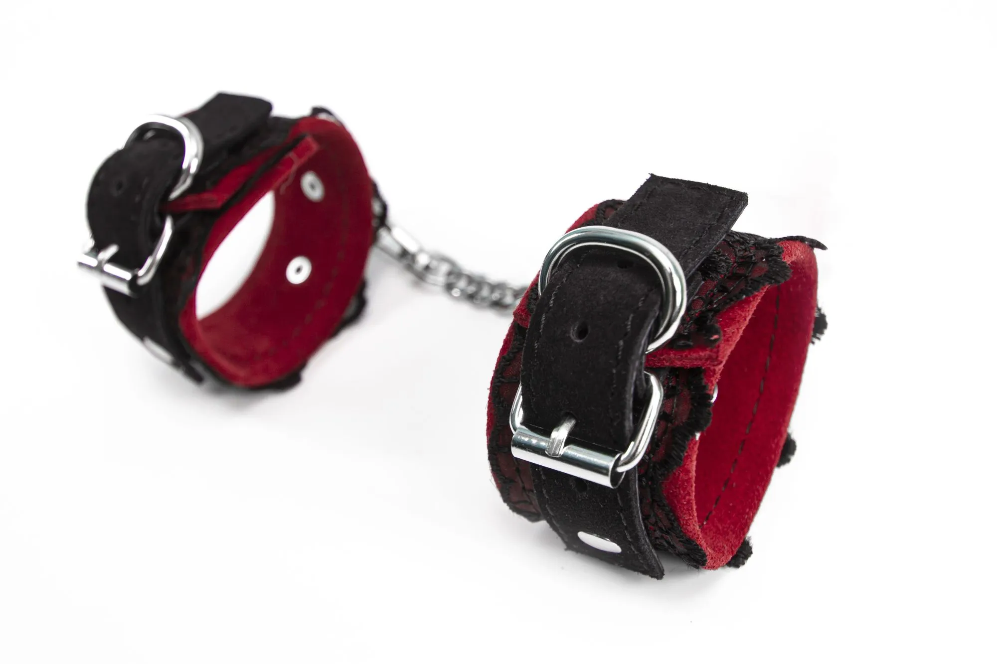 hаручники pinkrabbit замшевые красные с черным кружевом на цепочке в Москве