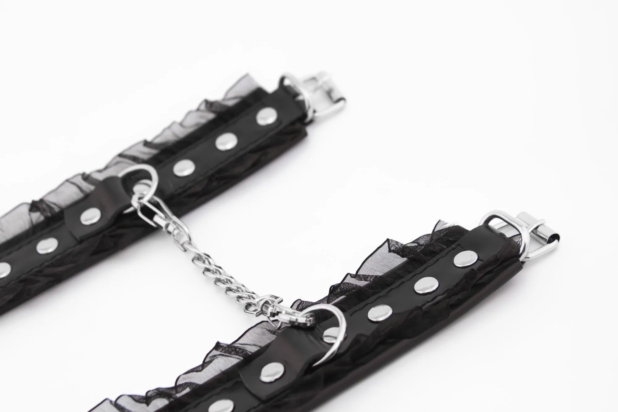 наручники из кожи с рюшами в Москве