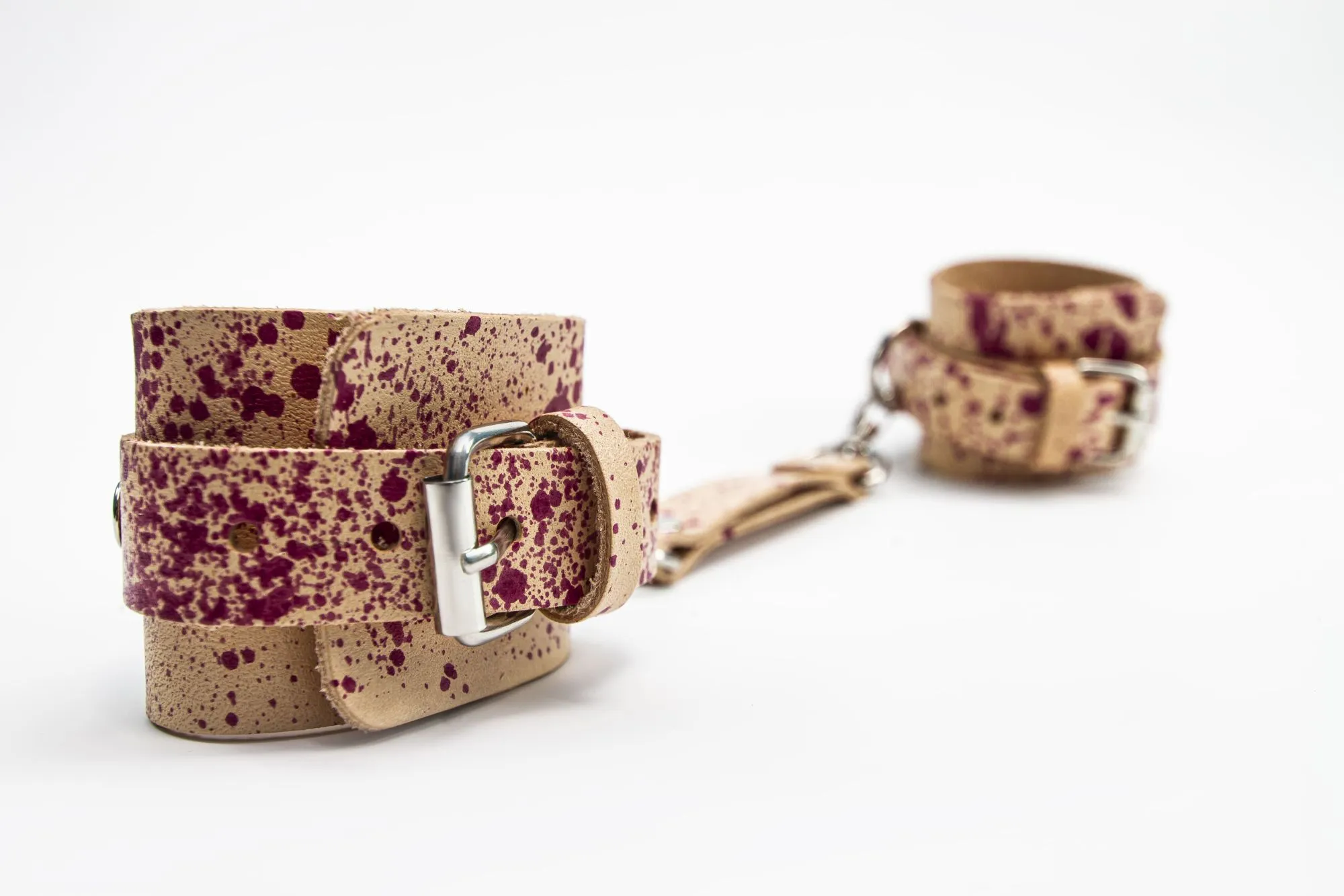 наручники широкие сплэш ручная окраска, красные брызги в Москве