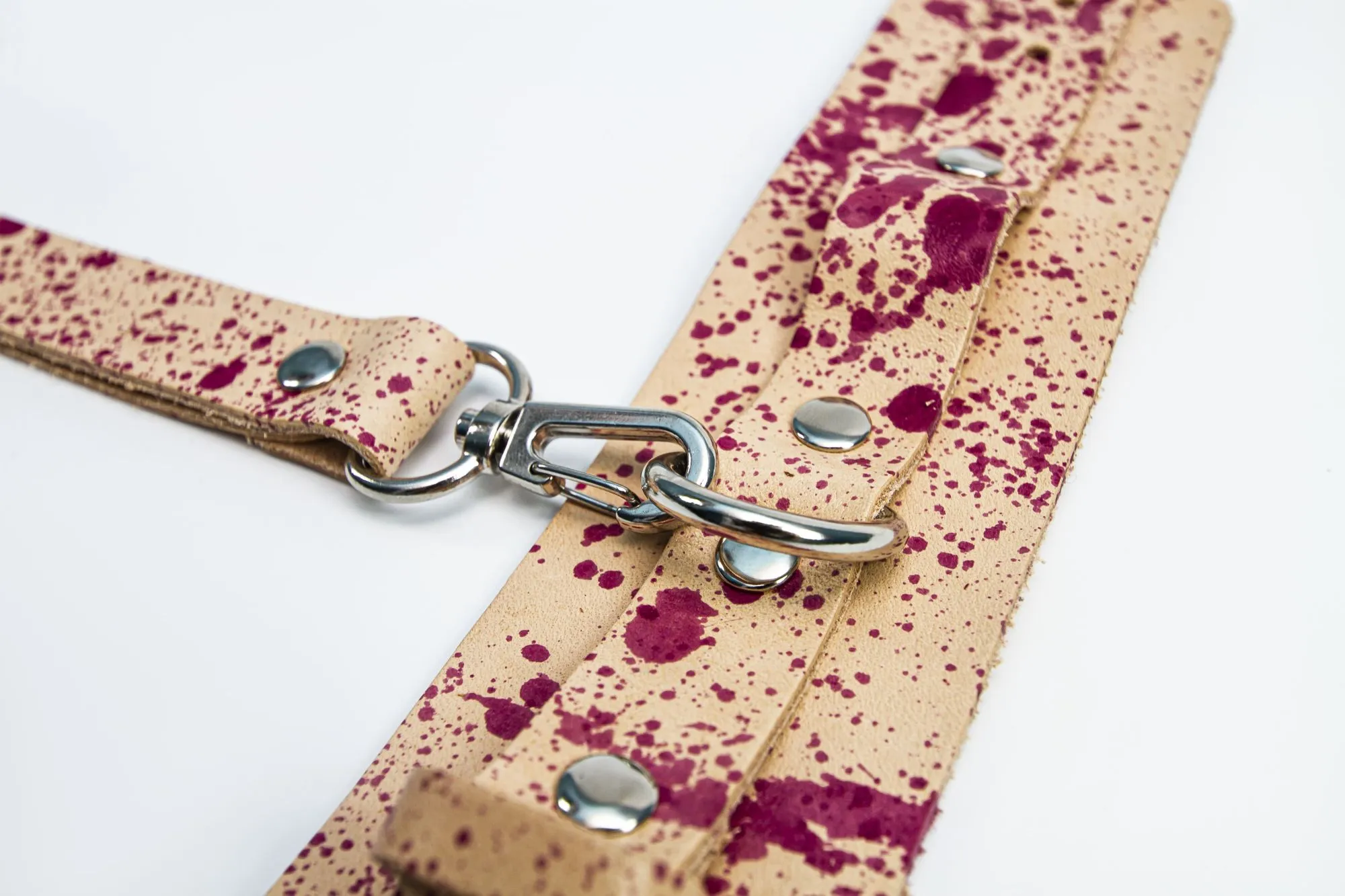 наручники широкие сплэш ручная окраска, красные брызги в Москве