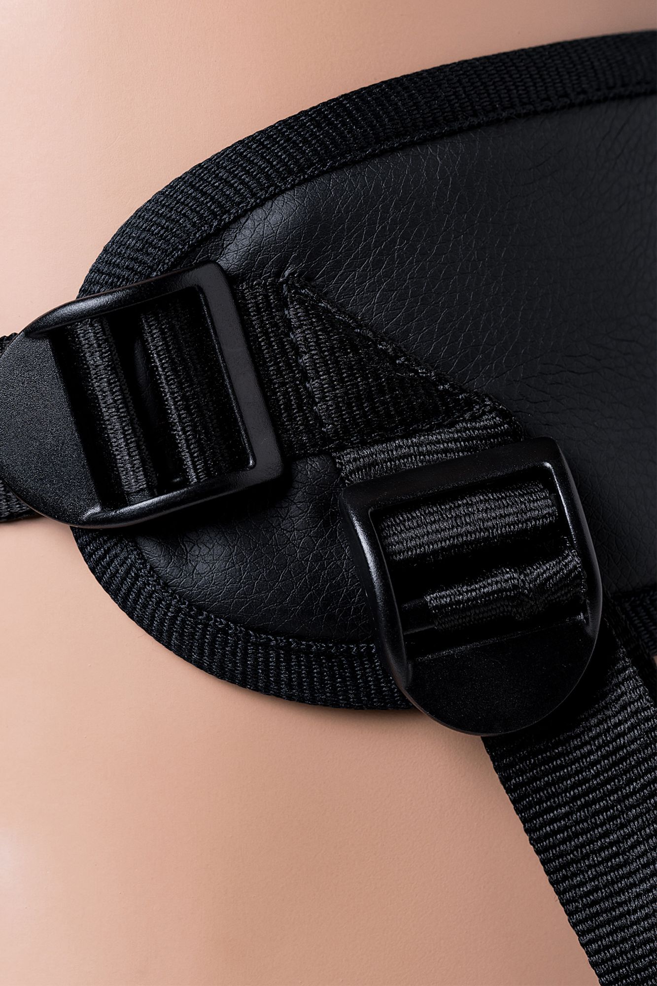 страпон на креплении lovetoy с поясом harness, реалистичный, neoskin, телесный, 20 см в Москве
