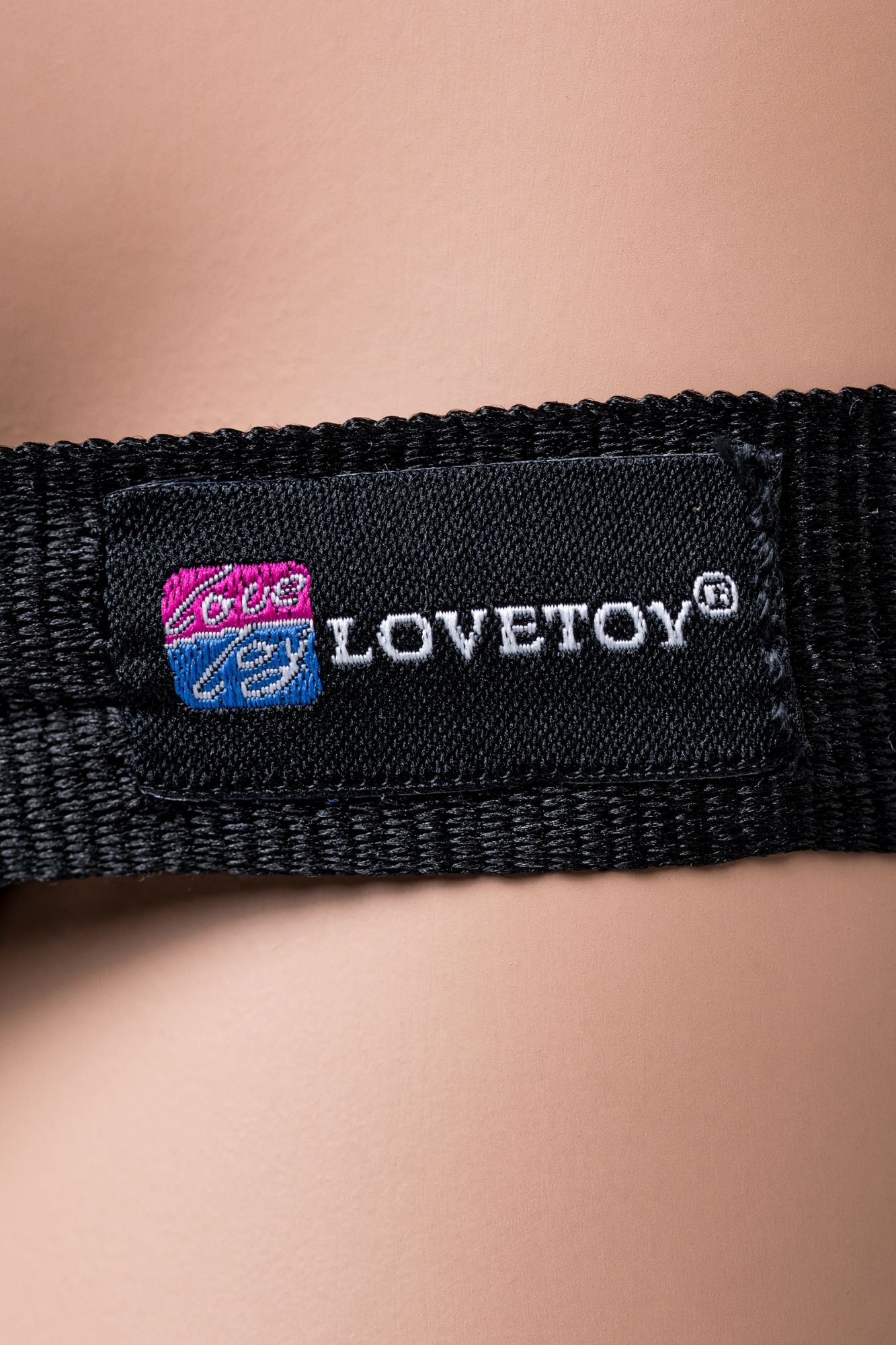 страпон на креплении lovetoy с поясом harness, реалистичный, neoskin, телесный, 20 см в Москве